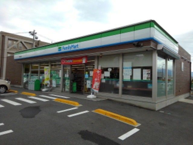 近くのファミリーマート長野東通り店まで400m(徒歩5分)