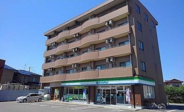 近くのファミリーマート茨島四丁目店まで300m（徒歩4分）