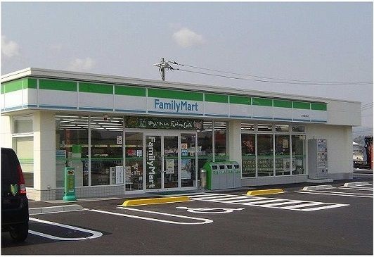 近くのファミリーマート安来店まで450m（徒歩6分）