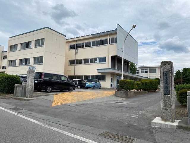 近くの美南ヶ丘小学校まで900m(徒歩12分)