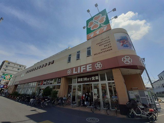 近くのライフ六町駅前店まで350m（徒歩5分）
