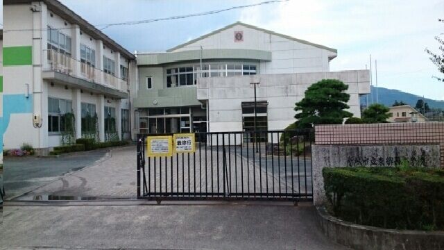 近くの新城東郷西小学校まで500m(徒歩7分)
