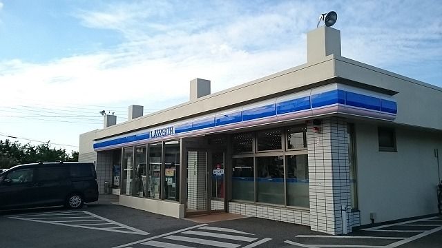 近くのローソン南城高平店まで300m(徒歩4分)