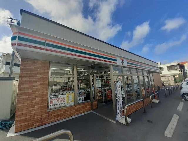 近くのセブンイレブン南城大里稲嶺店まで550m(徒歩7分)
