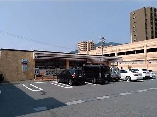 近くのセブンイレブン阿賀5丁目店まで850m（徒歩11分）