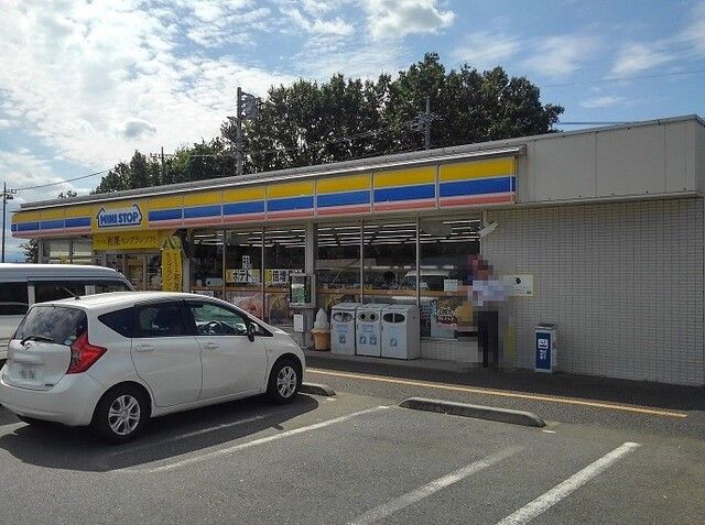 近くのミニストップ東松山上野本店まで460m（徒歩6分）