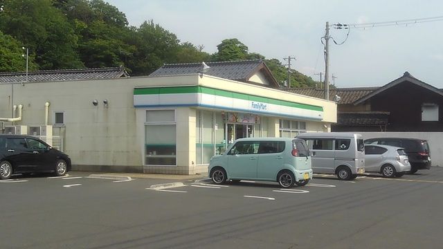 近くのファミリーマート 網野町店まで700m(徒歩9分)