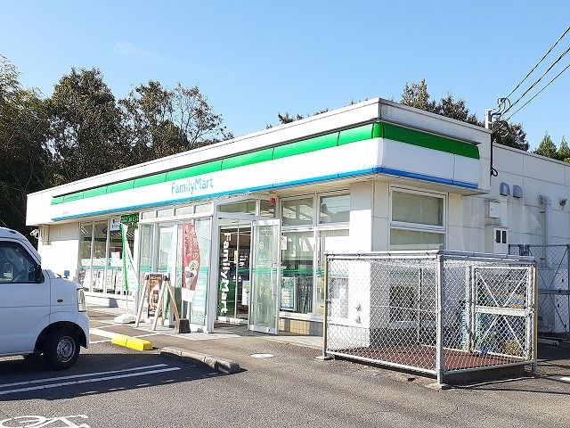 近くのファミリーマート国富仲町店まで800m（徒歩10分）