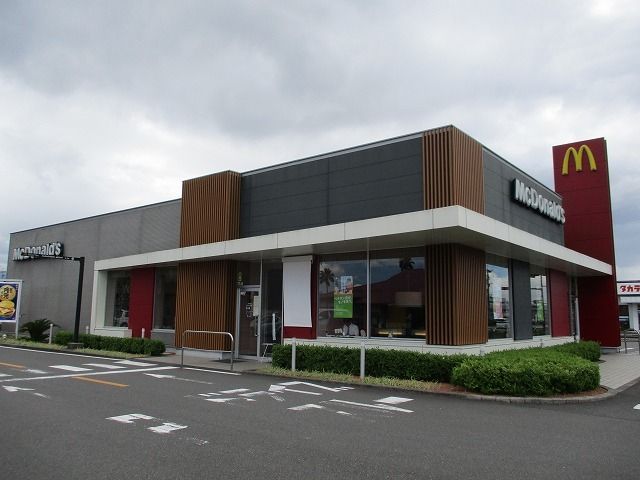 近くのマクドナルド都城インター店まで240m（徒歩3分）