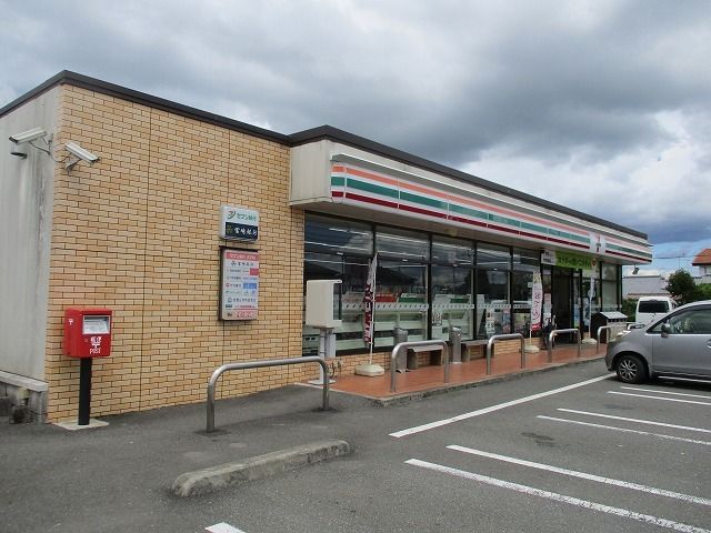 近くのセブンイレブン都城高専前店まで800m（徒歩10分）