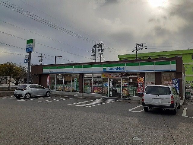 近くのコンビニまで153m（徒歩2分）