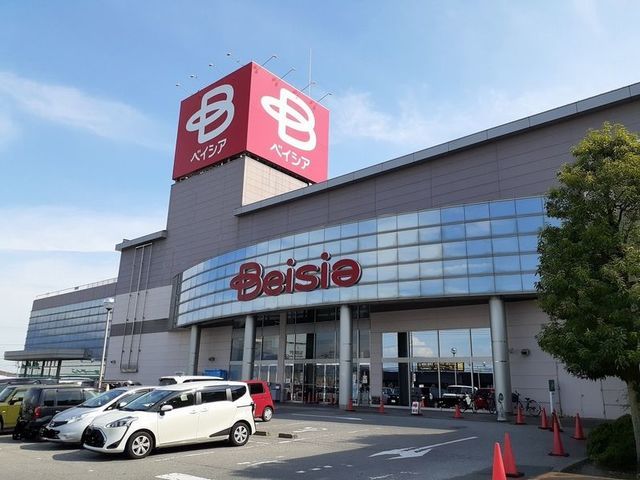 近くのベイシア渋川店まで700m（徒歩9分）