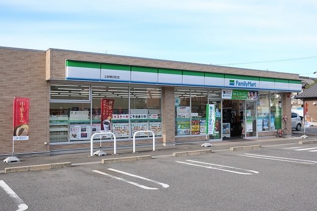 近くのファミリーマートまで350m（徒歩5分）