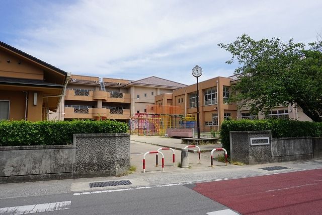 近くの佐古小学校まで500m（徒歩7分）