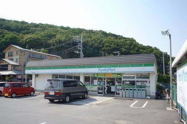 近くのファミリーマート伊豆長岡北店まで1,100m(徒歩14分)