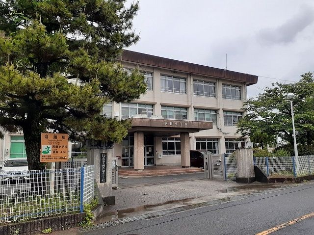 近くの鈴鹿市立箕田小学校まで700m（徒歩9分）