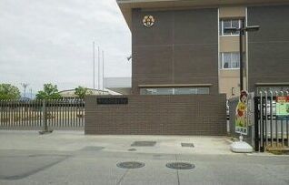 近くの甲運小学校まで800m（徒歩10分）