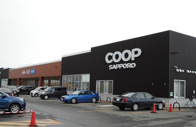 近くのコープさっぽろふかがわ店まで600m（徒歩8分）