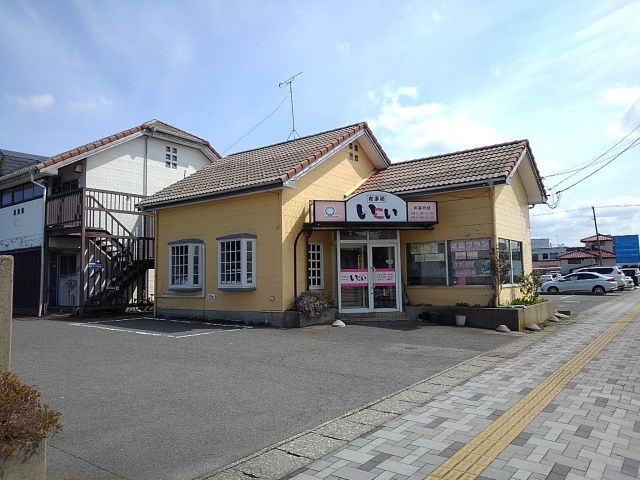 近くの食事処いこいまで800m(徒歩10分)
