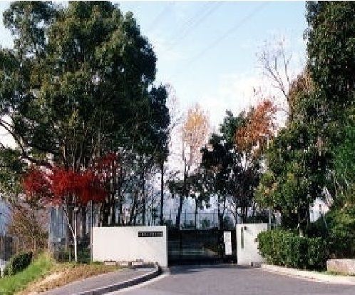 近くの戸坂中学校まで990m(徒歩13分)