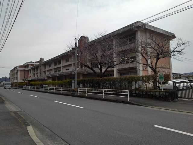 近くの日田市立光岡小学校まで950m(徒歩12分)