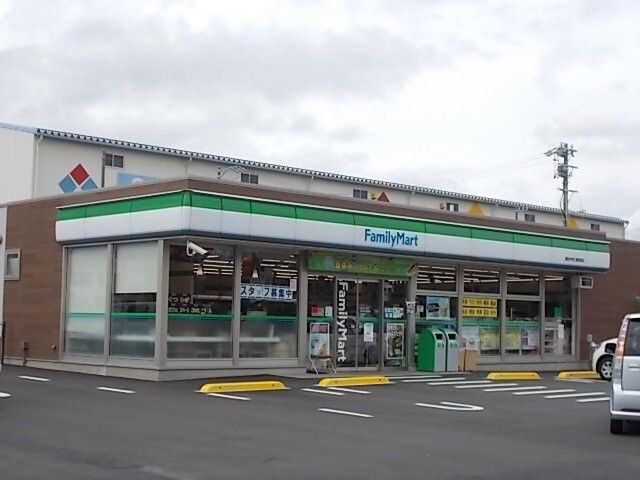 近くのファミリーマートまで650m（徒歩9分）