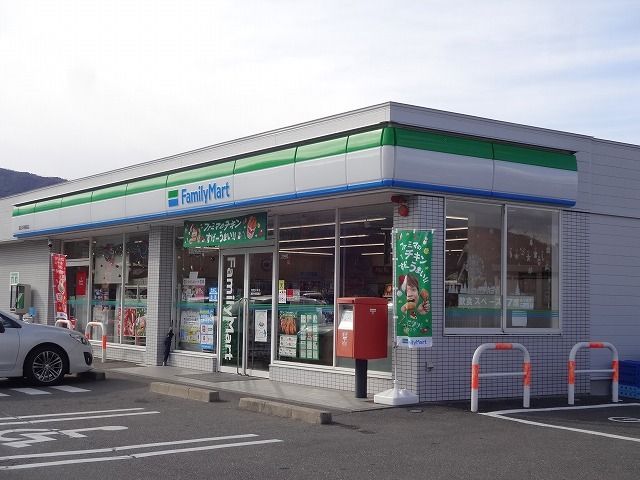 近くのファミリーマート諏訪中洲福島店まで550m（徒歩7分）
