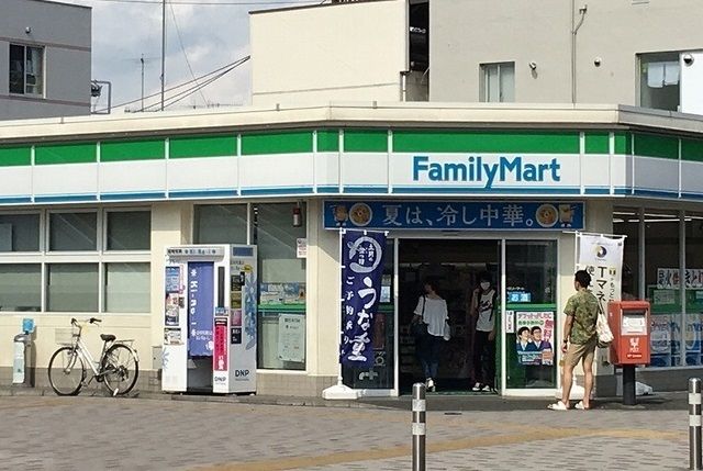 近くのファミリーマートまで150m（徒歩2分）