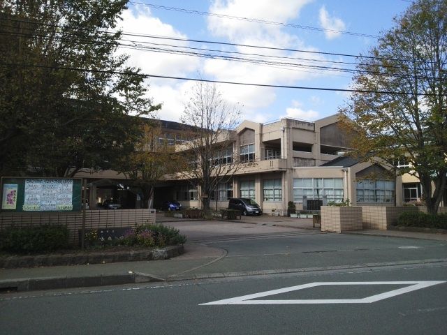 近くの熊本市立長嶺小学校まで1,500m（徒歩19分）