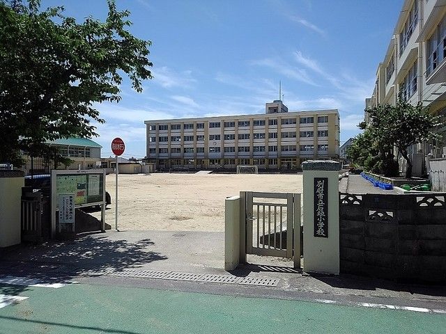 近くの別府市立石垣小学校まで400m（徒歩5分）