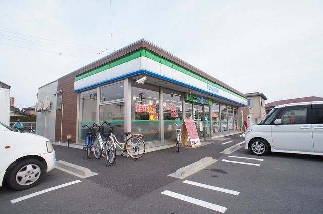 近くのファミリーマート鴨川横渚店まで500m(徒歩7分)