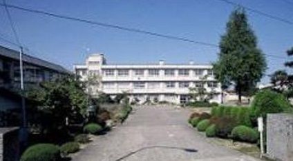 近くの新潟市立小合中学校まで2,100m（徒歩27分）