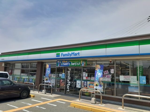 近くのファミリーマート様まで673m（徒歩9分）