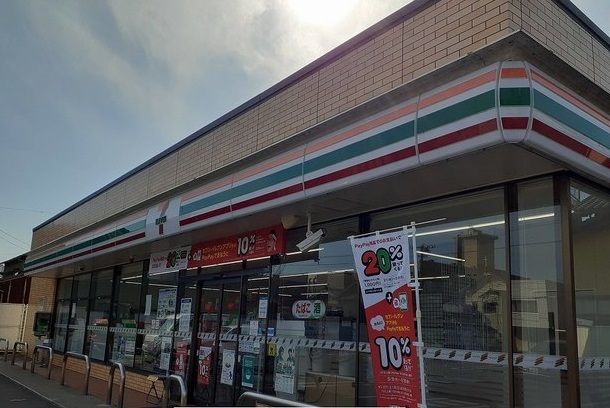 近くのセブンイレブン燕中央通店まで1,000m（徒歩13分）