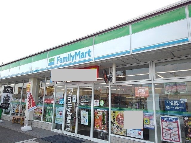 近くのファミリーマート東阿倉川店まで500m（徒歩7分）