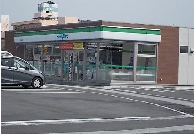 近くのファミリーマート香南町由佐店様まで1,100m（徒歩14分）