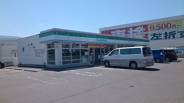近くのコンビニまで450m（徒歩6分）