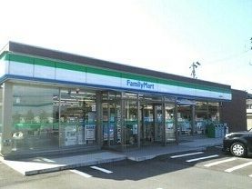 近くのファミリーマート柏崎扇町店まで300m（徒歩4分）