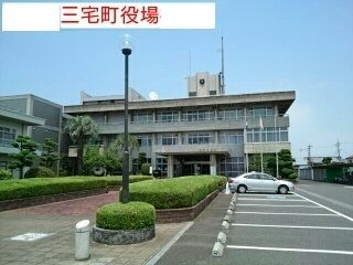 近くの三宅町役場まで1,600m（徒歩20分）