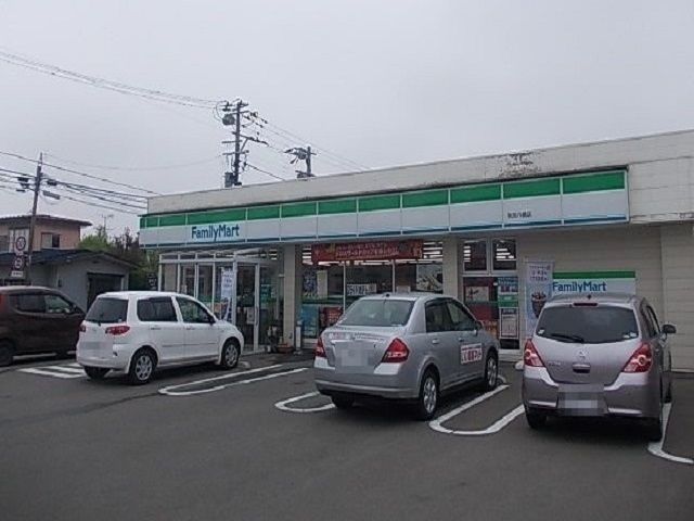 近くのファミリーマート秋田八橋本町店まで400m（徒歩5分）