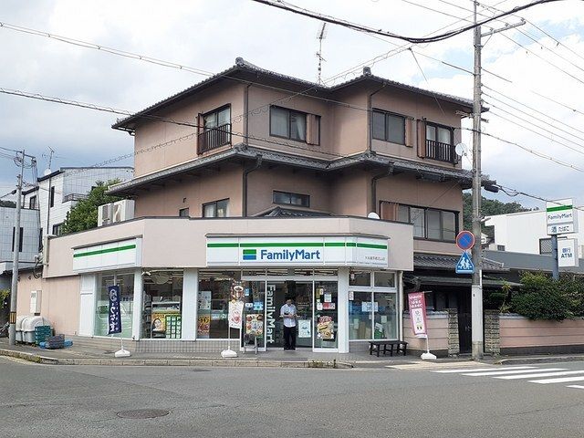 近くのファミリーマート 大名屋京都北まで300m(徒歩4分)