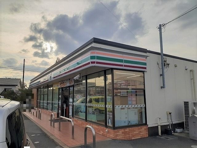 近くのセブンイレブン 八街榎戸駅前まで550m（徒歩7分）