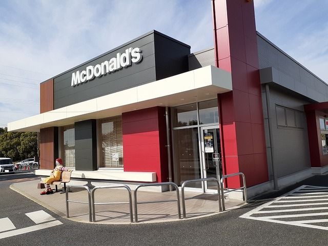 近くのマクドナルド熊本空港インター店まで700m（徒歩9分）