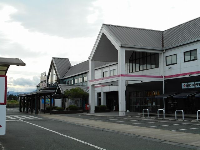 近くのスーパーまで300m（徒歩4分）