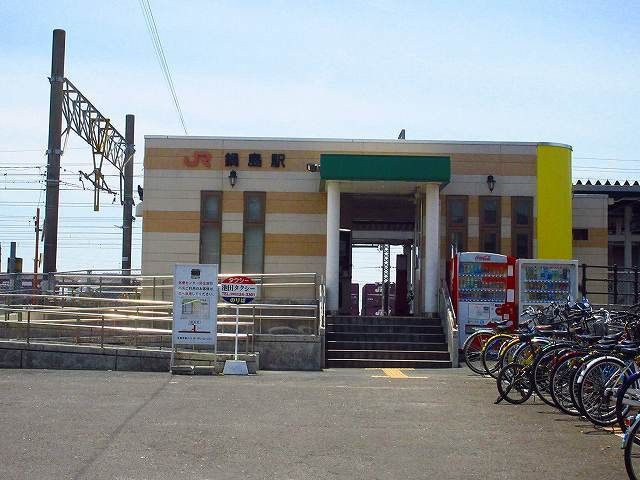 近くの鍋島駅まで2,800m（徒歩35分）