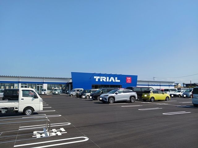 近くのスーパーセンタートライアル指宿まで800m（徒歩10分）