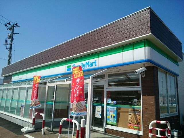近くのファミリーマート燕吉田本所店まで300m（徒歩4分）
