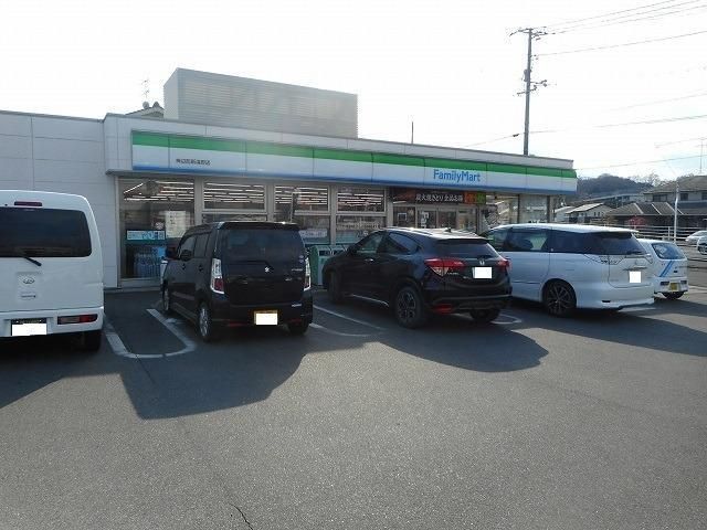 近くのファミリーマート神辺新湯野店まで500m（徒歩7分）