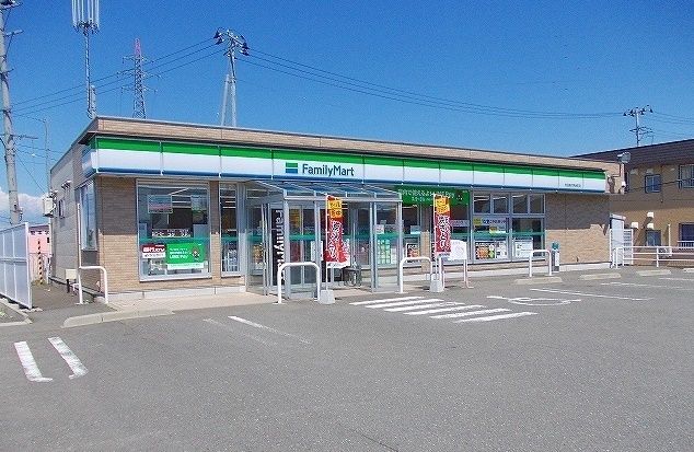 近くのファミリーマート秋田能代明治町まで700m（徒歩9分）