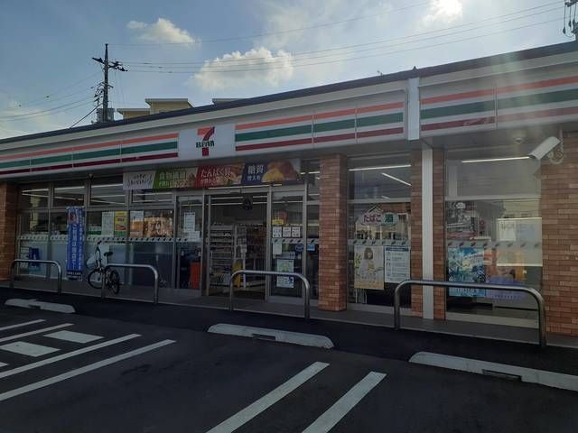 近くのセブンイレブン東石岡4丁目店まで210m（徒歩3分）